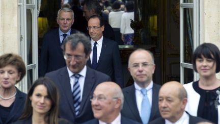 Le Premier ministre, Jean-Marc Ayrault, et le pr&eacute;sident de la R&eacute;publique, Fran&ccedil;ois Hollande, quelques instants avant la photo officielle avec les ministres du gouvernement, &agrave; l'Elys&eacute;e, le 17 mai 2012. (LIONEL BONAVENTURE / AFP)