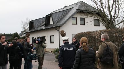 Les enqu&ecirc;teurs effectuent une perquisition au domicile d'Andreas Lubitz, le copilote de Germanwings responsable du crash d'un A320 dans les Alpes, &agrave; Montabaur (Allemagne), le 26 mars 2015. (SHEN ZHENGNING / NURPHOTO / AFP)