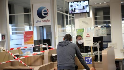 Un homme dans une agence Pole emploi à Aix-en-Provence, en novembre 2020.&nbsp; (SOLLIER CYRIL / MAXPPP)