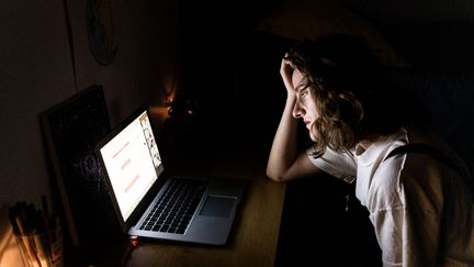 Une jeune femme étudie ses cours en ligne chez elle. Suresnes, le 17 decembre 2020 (Daniel Derajinski / Hans Lucas)