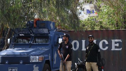 Des officiers de police devant le consulat de France à Karachi, au Pakistan, le 15 avril 2021. (SABIR MAZHAR / ANADOLU AGENCY)