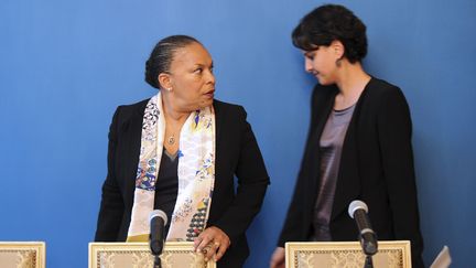 Les ministres de la Justice, Christiane Taubira (G), et de l'Education nationale, Najat Vallaud-Belkacem (D), le 4 mai 2015 &agrave; Grenoble (Is&egrave;re). (JEAN-PIERRE CLATOT / AFP)