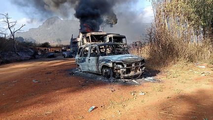 Des véhicules incendiés sur une route de Hpruso, dans l'état de Kayah (Birmanie), samedi 25 décembre 2021.&nbsp; (KARENNI NATIONALITIES DEFENSE FORCES / AFP)