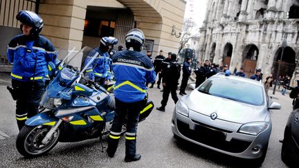 Les gendarmes aux abords du palais de justice de N&icirc;mes (Gard), avant l'audition par la juge d'instruction de&nbsp;Kamel Bousselat, le ravisseur pr&eacute;sum&eacute; de Chlo&eacute;,&nbsp;le 14 d&eacute;cembre 2012. (MAXPPP)