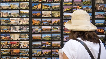 Une touriste à Carcassonne (Aude), le 2 juillet 2018 (photo d'illustration) (ERIC CABANIS / AFP)