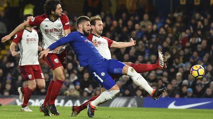 Olivier Giroud (Chelsea) s'arrache pour prendre le ballon (GLYN KIRK / AFP)