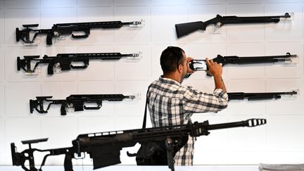 Un visiteur au salon Eurosatory, le Mondial de la Défense et de la Sécurité terrestres et aéroterrestres, le 13 juin 2022 à Villepinte (Seine-Saint-Denis). (EMMANUEL DUNAND / AFP)