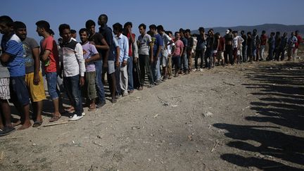 &nbsp; (Des migrants font la queue pour reçevoir des sandwichs donnés par une association à Kos © REUTERS/Alkis Konstantinidis)