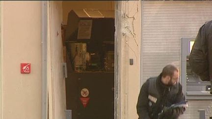 C'est derri&egrave;re cette porte qu'un convoyeur de fonds a &eacute;t&eacute; gri&egrave;vement bless&eacute; par l'explosion du distributeur d'une Caisse d'Epargne, &agrave; Saint-Etienne (Loire), le 23 d&eacute;cembre 2013. (FRANCE 3 RHONE-ALPES)