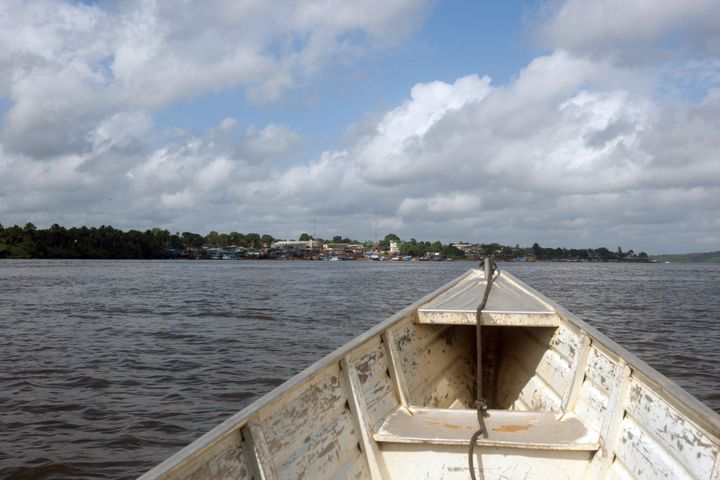 Une pirogue navigue sur le fleuve Oyapock, frontière naturelle entre la Guyane et le Brésil, le 27 juillet 2012 près de Saint Georges de l'Oyapock (Guyane). (JEROME VALLETTE / AFP)