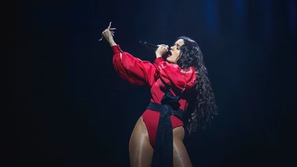 Rosalía en concert, alors qu'elle se prépare pour de nombreux festivals l'année prochaine. (Getty - Xavi Torrent / Redferns)