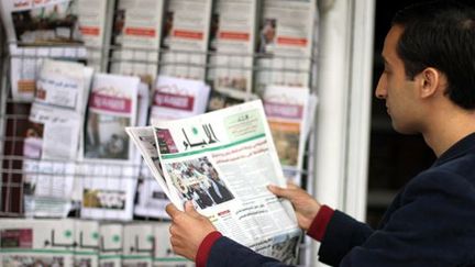 Un lecteur palestinien devant un kiosque de Gaza en 2014.  (AFP/Mohammed Asad )