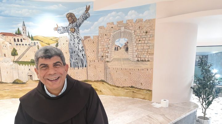 Le Père Ibrahim Faltas est le directeur de l'école catholique franciscaine Terra Sancta au sein de laquelle la piscine a vu le jour. (Frédéric Métézeau / Radiofrance)