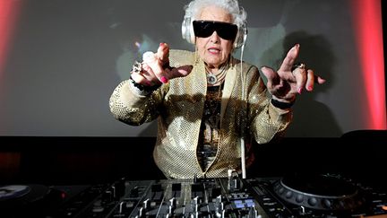 A 72 ans, la DJ britannique Ruth Flowers, plus connu sous le pseudonyme de DJ Mamy Rock se produit dans une soir&eacute;e &agrave; Hambourg (Allemagne), le 28 juin 2012. (DANIEL REINHARDT / DPA / AFP)