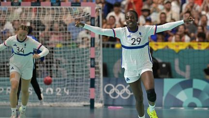 Oriane Ondono lors du match France-Angola, à l'occasion des Jeux olympiques de Paris 2024, à l'Arena Sud Paris, le 1er août 2024. (DAMIEN MEYER / AFP)