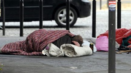 Un SDF dans les rues de Paris (19 novembre 2010) (AFP / Miguel Medina)