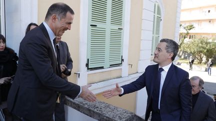 Le ministre de l'Intérieur, Gérald Darmanin, salue le président du conseil exécutif de Corse, Gilles Simeoni, le 19 février 2023 à Corte. (PASCAL POCHARD-CASABIANCA / AFP)