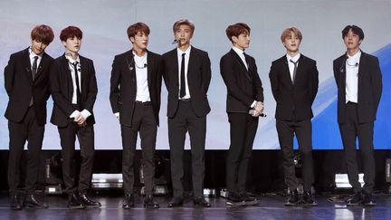 Le groupe BTS à Paris le 14 octobre 2018, après avoir donné un concert à l'occasion de la visite du président sud-coréen en France (YOAN VALAT / POOL / AFP)