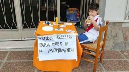 Renzo veut vendre ses jouets pour s'acheter un billet pour le Monumental 2018 :&nbsp;River Plate face à Boca Juniors. (CAPTURE D'ECRAN TWITTER)