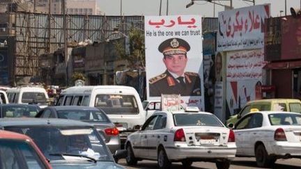 Portrait du commandant de l'armée, Fattah al-Sisi, au Caire, le 1er août 2013 (MICHAEL KAPPELER / DPA / DPA PICTURE-ALLIANCE/AFP)