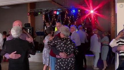 Après deux ans d'arrêt en raison de la crise sanitaire, les thés dansants sont de retour. Reportage dans la Marne, où les habitués se réjouissent de retrouver une ambiance festive et conviviale.&nbsp; (CAPTURE ECRAN FRANCE 2)