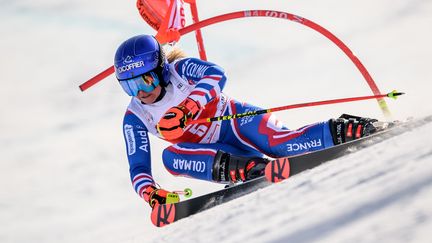 Tessa Worley lors de la première manche du slalom géant de Lenzerheide (Suisse), le 6 mars 2022. (FABRICE COFFRINI / AFP)