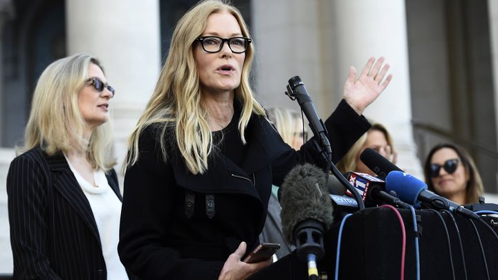 L'actrice Caitlin Dulany&nbsp;lors d'une conférence de presse des "silence breakers",&nbsp;devant à l'hôtel de ville de Los Angeles (Californie), le 25 février 2020. (CHRIS PIZZELLO / AP / SIPA)