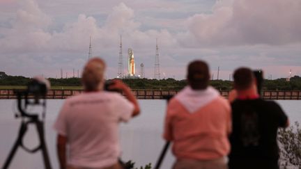 Des photographes se préparent pour le décollage de la fusée Artemis, le 29 août 2022 à cap Canaveral (Etats-Unis). (GREGG NEWTON / GREGG NEWTON / AFP)