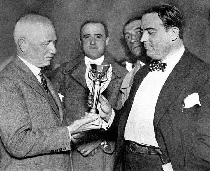 Jules Rimet, président de la Fédération Internationale de Footbal, remet la coupe du monde de football au Dr. Raul Jude, président de l'Associaition uruguyenne de football, le 5 juillet 1930. 
 (STAFF / OFF / AFP)