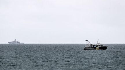 Un patrouilleur britannique et un bateau de pêche au large de lîle de Jersey, le 6 mai 2021. (SAMEER AL-DOUMY / AFP)