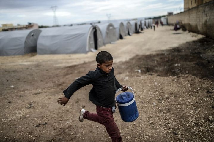 Dans un camp de réfugiés en Turquie, un jeune Kurde ayant fui les combats en Syrie. Le 19 octobre 2014.
 (Bulent Kilic / AFP)