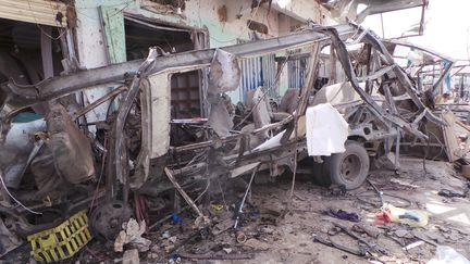 Le bus touché par un bombardement de la coalition menée par l'Arabie saoudite, à Sadaa, au Yémen, le 10 août 2018. (ABDULKAREEM AL-ZARAI / DPA / AFP)