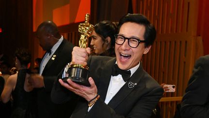 L'acteur Ke Huy Quan, lauréat de l'Oscar du meilleur acteur dans un second rôle pour "Everything Everywhere All at Once", le 12 mars 2023. (ANGELA WEISS / AFP)