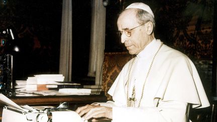 Portrait du pape Pie XII écrivant à la machine à écrire dans son bureau, au Vatican, dans les années 1940.&nbsp; (LEEMAGE / AFP)