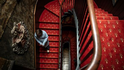 Les escaliers de la "Hauteville House" lors d'une visite de presse le 5 avril 2019. (LIONEL BONAVENTURE / AFP)