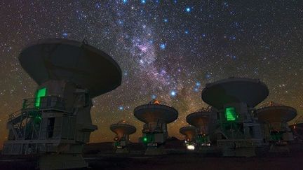 Côté européen, ALMA est financé par l'Observatoire européen austral (ESO).
	
	L'ESO a été fondé en 1962. L’organisation est passée en un demi-siècle de cinq pays membres à quatorze, tous européens (Allemagne, Autriche, Belgique, Danemark, Espagne, Finlande, France, Italie, Pays-Bas, Portugal, République Tchèque, Royaume-Uni, Suède et Suisse), plus curieusement le Brésil.
	
	Il fournit aux astronomes et aux astrophysiciens tout le matériel scientifique nécessaire.
	
	En plus de l’observatoire de Chajnantor, il en gère deux autres au Chili : La Silla et Paranal.
	
	En 2018, un autre projet, très attendu par les scientifiques, doit permettre d’abriter sur le site exceptionnel de Chajnantor le futur télescope géant européen, appelé E-ELT. (ESO / B. Tafreshi ( twanight.org ))