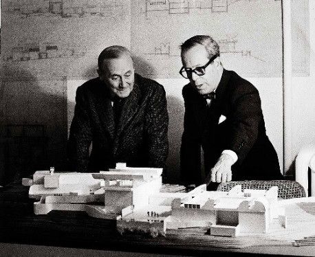 Josep Lluís Sert et Joan Miró devant une maquette de la Fondation Maeght. © Archives Fondation Maeght.
 (Archives Fondation Maeght)