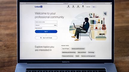 Le site du réseau social professionnel LinkedIn sur un écran d'ordinateur, le 23 février 2022. (RAMON VAN FLYMEN / ANP MAG / AFP)