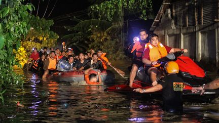 Des habitants évacués de leurs habitations à Davao, sur l'île de Mindanao (Philippines), le 23 décembre 2017. (MANMAN DEJETO / AFP)