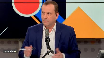 Le journaliste Emmanuel Cugny anime les "débats de l'éco" tous les samedis soirs sur franceinfo. (FRANCEINFO)