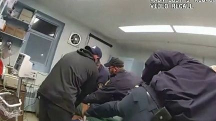 Aux États-Unis, une vidéo choque l’Amérique. Un détenu afro-américain est battu à mort par des agents pénitentiaires. La scène s’est déroulée dans une prison près de New York, il y a trois semaines. Les images du drame ont été diffusées par les autorités et elles ont suscité une vive émotion dans le pays.