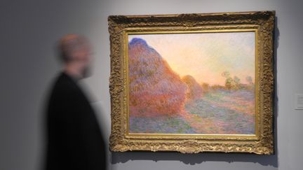 Une toile de la série des "Meules" du peintre français Claude Monet a été acquise, le 14 mai 2019,&nbsp;à New York pour 110,7 millions de dollars. (BENNO SCHWINGHAMMER / DPA / AFP)