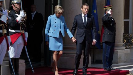 Cérémonie d'investiture d'Emmanuel Macron, aux côté de Brigitte Macron épouse du président, au palais de l'Élysée, le 14 mai 2017.&nbsp; (CEDRIC BUFKENS / MAXPPP)