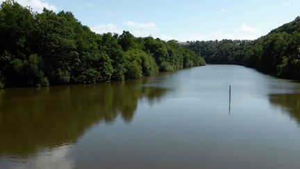 Abattre un barrage pour redonner son lit à un fleuve: c'est le gigantesque chantier en cours en Normandie. L’objectif est ensuite de restaurer la vie naturelle de la Sélune, qui se jette dans la baie du Mont-Saint-Michel. (France 3)