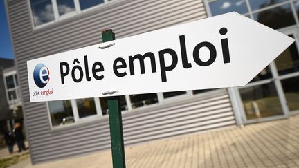 Un panneau d'orientation devant une agence de Pôle Emploi, à Montpellier, le 27 avril 2016. (PASCAL GUYOT / AFP)