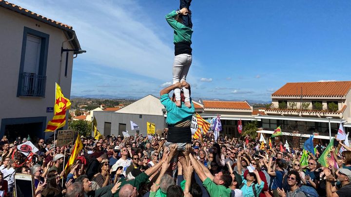 Les organisateurs attendaient un millier de manifestants à Villeneuve-de-la-Raho, ils étaient quatre fois plus samedi 16 décembre. (Clothilde Jupon / RADIO FRANCE)