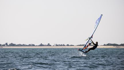 Antoine Albeau, 25 fois champion du monde de windsurf, veut battre le record de vitesse de planche à voile.
 (RICHARD BORD)