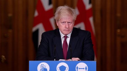 Boris Johnson annnonce un reconfinement de la ville de Londres, le 19 décembre 2020, au&nbsp; 10 Downing Street, à Londres. (TOBY MELVILLE / AFP)