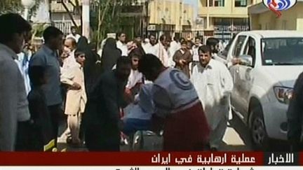 Image de la télévision iranienne montrant le transport d'un blessé à l'hôpital (© AFP PHOTO - AL-ALAM)