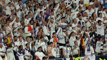 Les supporters du Real Madrid en tribunes lors de la finale de la Ligue des champions, le 28 mai 2022 au Stade de France. (THOMAS COEX / AFP)